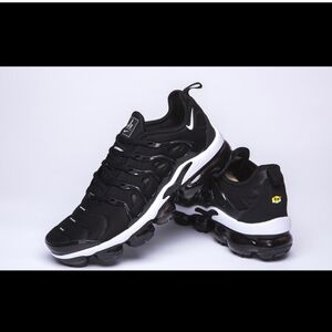 Nike Air Vapormax Plus Black and White Size 9